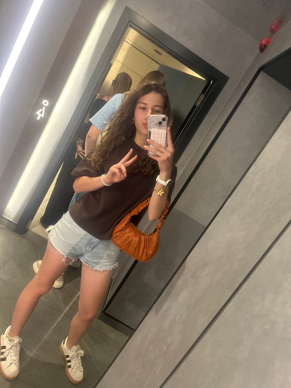 Mirror selfie in a Ruse public restroom, casual summer fit