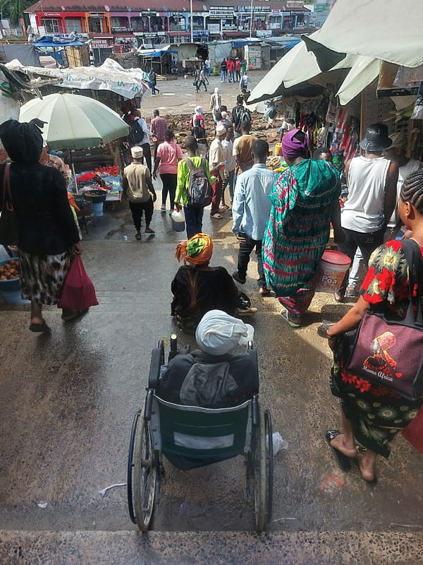 Morning Market Rush: Dar es-Salaam Street Life Captured