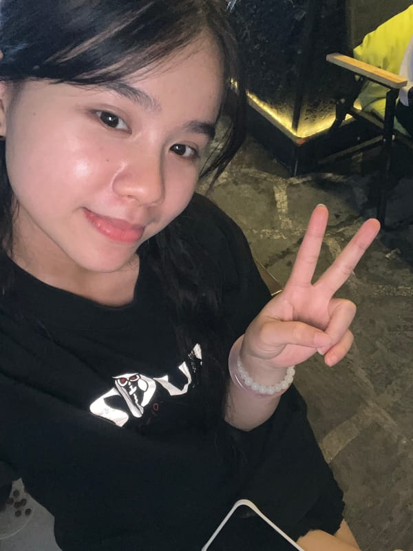 Casual recreational moments documented across Đà Nẵng coastal areas