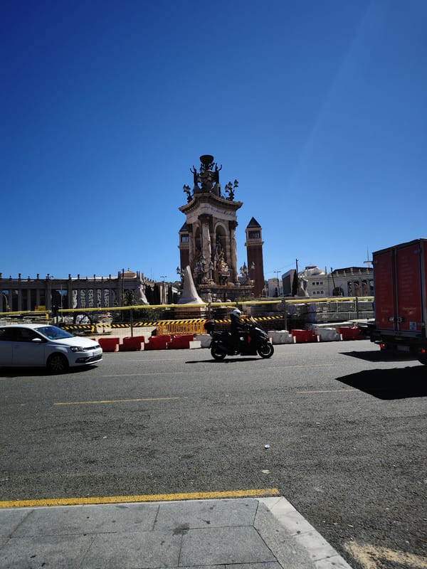 Afternoon scenes documented around Barcelona's Plaça d'Espanya fountain area