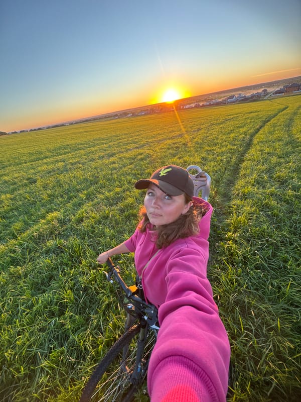 Selfies at sunset in a Kempelevo field, golden hour vibes