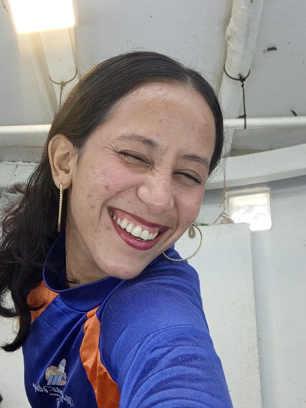 Woman photographed in casual portrait session in Porlamar, Venezuela