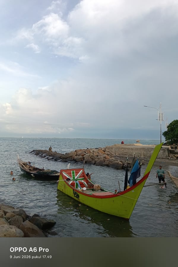 Fishing boats and swimmers captured at Lhokseumawe waterfront