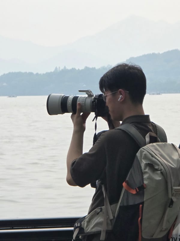 Hanfu fashion and photography along West Lake's waterfront