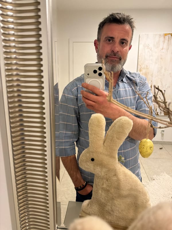 Man takes mirror selfie with iPhone in Luxembourg