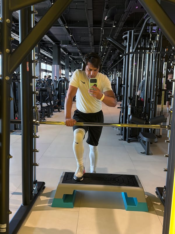 Man takes gym selfies in Krasnoyarsk fitness center
