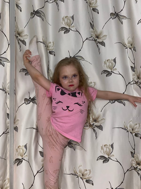 Child photographed in pink pajamas with makeup in Votkinsk