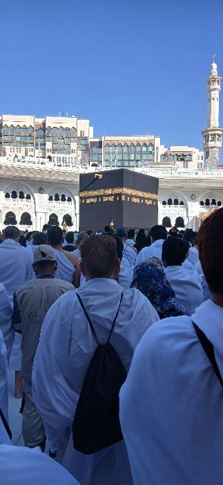 Pilgrims gather in dense crowds at Kaaba in Makkah