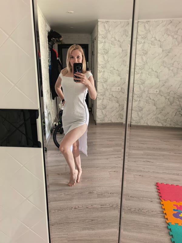 Woman documents morning routine through selfies in Sterlitamak, Russia