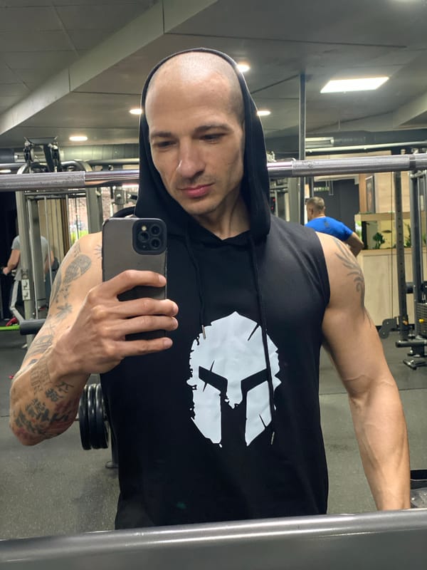 Man documents workout session with selfies at Bulgarian gym