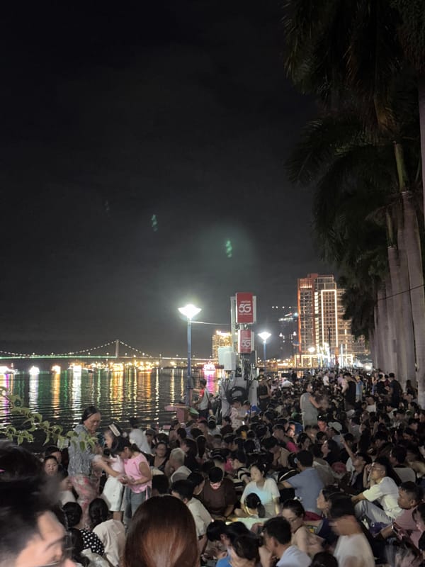 Fireworks night over Da Nang's Han River draws big crowds