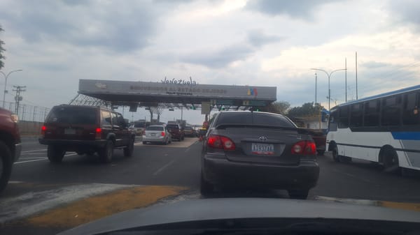 Traffic backs up at Venezuela state border toll station