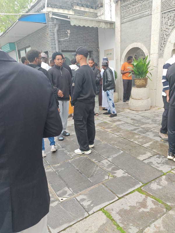 Groups gather at religious sites in Nanjing's Qinhuai District