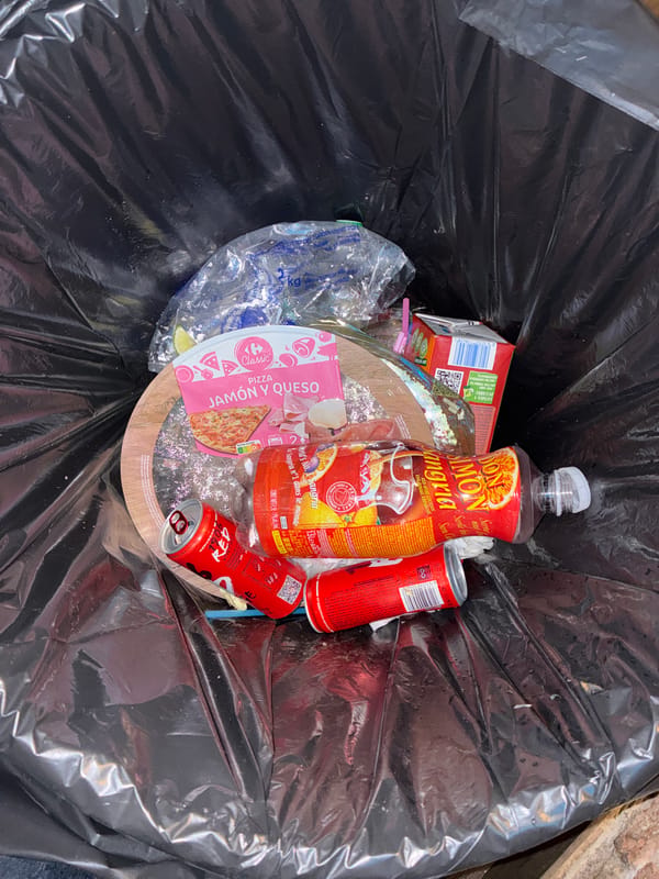 Barcelona witnesses document daytime litter, nighttime wet streets