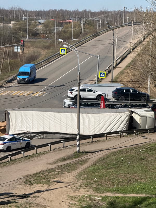 Morning street scene documented in Ново-Никольское, Russia