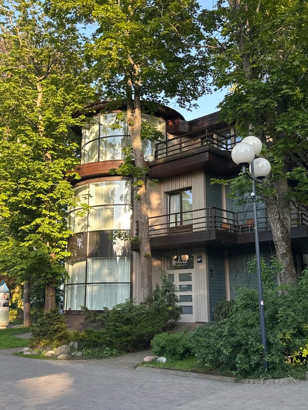 Evening stroll through Jūrmala landmarks captured by witness
