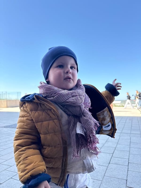 Child spotted outdoors in winter clothing in Middelkerke