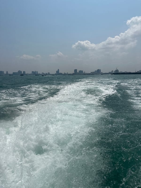 Boat creates wake in choppy Pattaya waters
