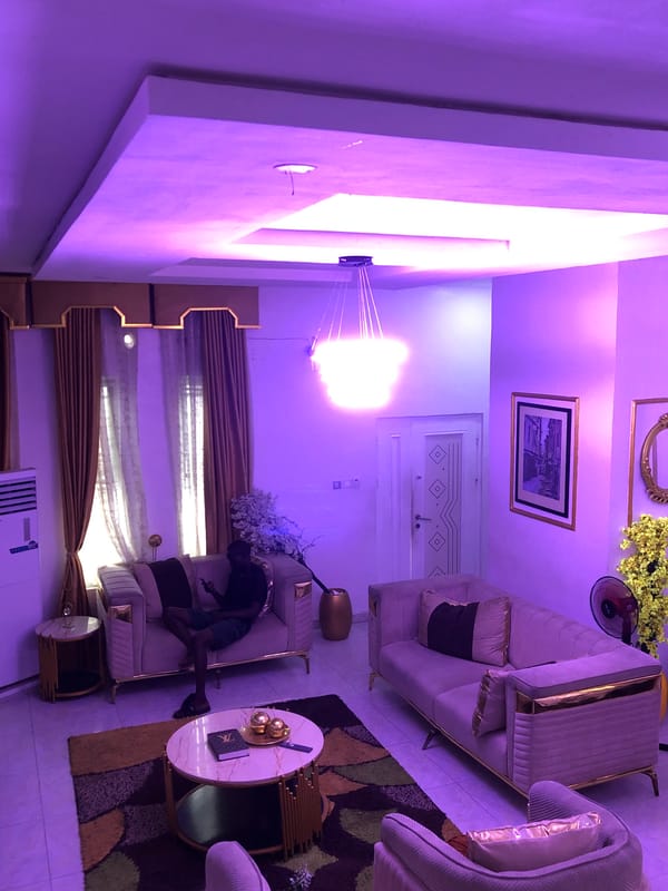 Witness documents home interiors and neighborhood scenes over one hour
