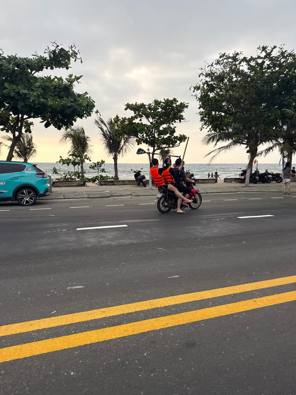 Late-night gathering observed near Đà Nẵng coastline