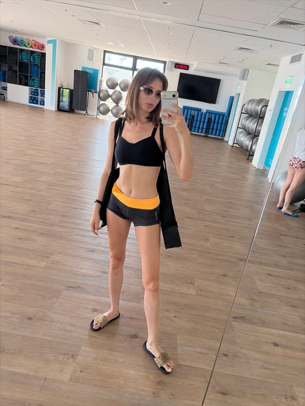 Gym selfie moment in Tel Aviv, full look intact
