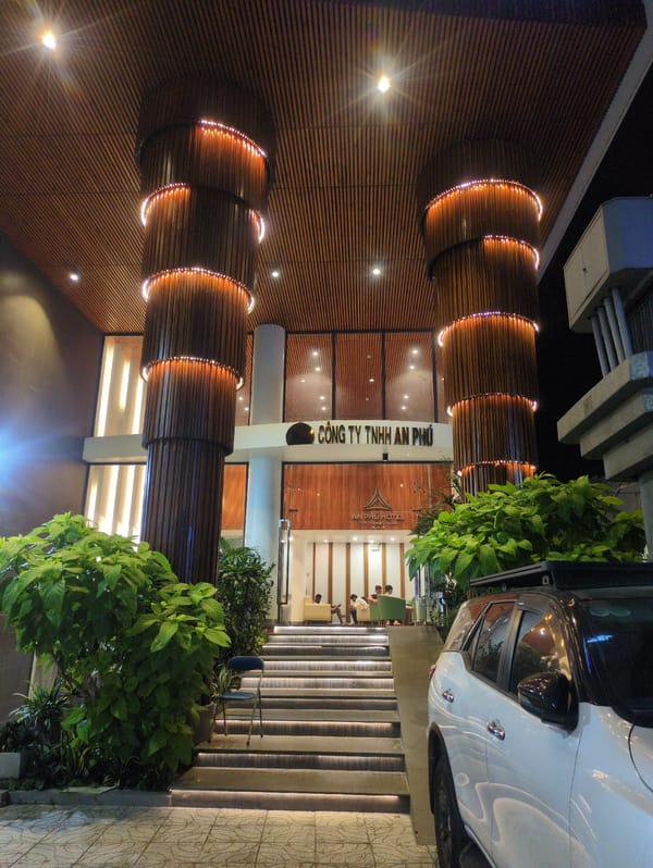 Evening street life documented in Phú Quốc, Vietnam