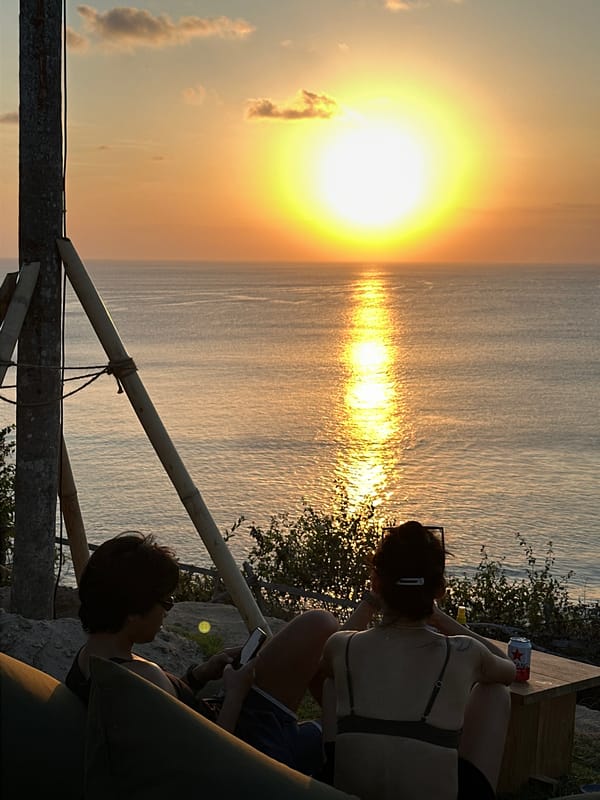 Cliffside sunset hangout overlooking the ocean in Kuta Selatan