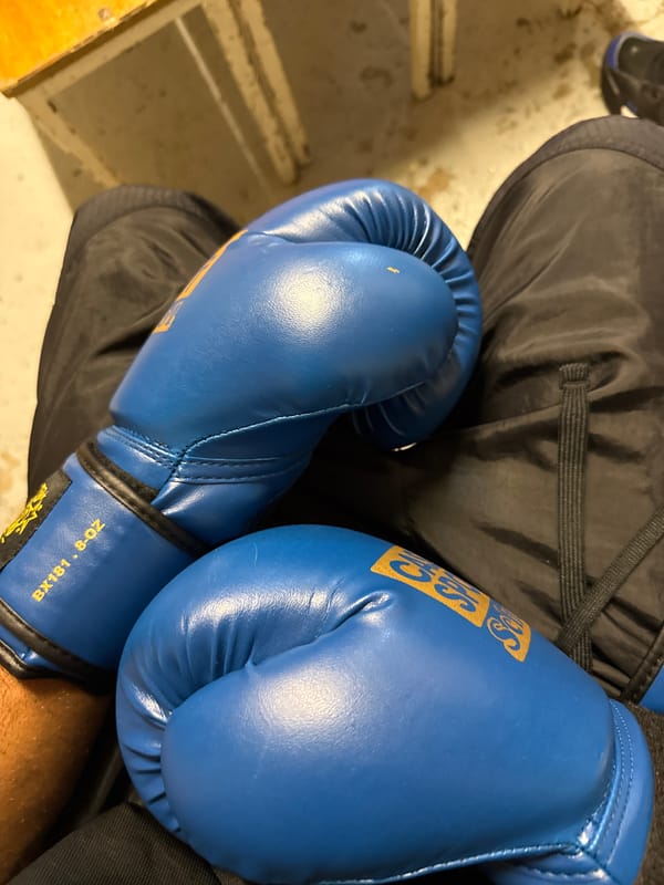 Boxing gloves and playground scenes documented in Sarcelles