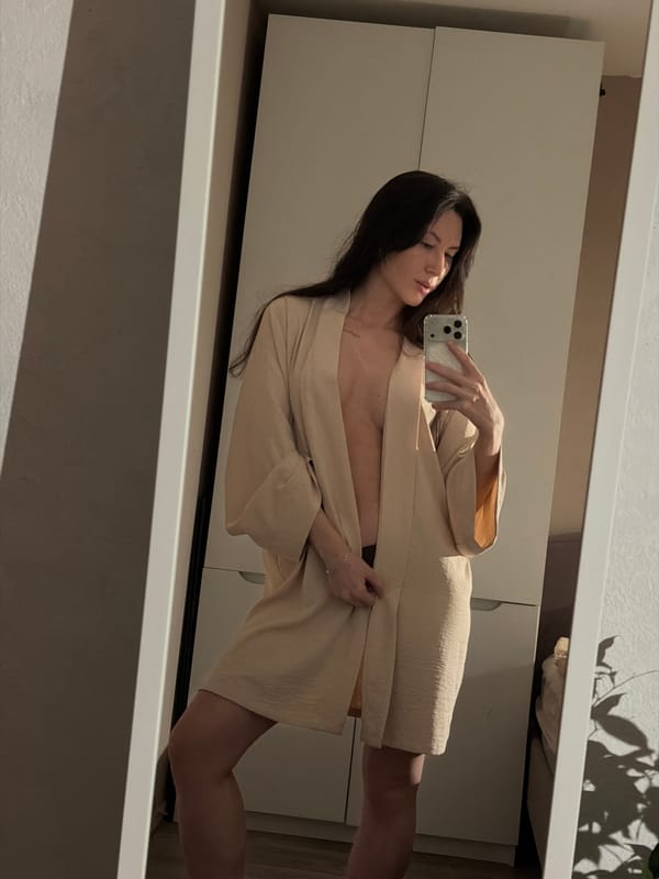 Woman takes bubble bath selfies in Perm bathroom