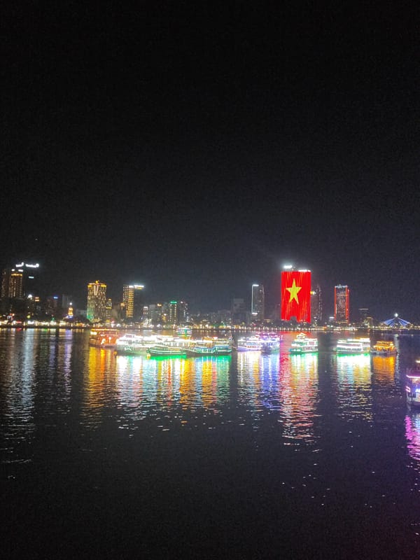 Dragon Bridge fire show draws crowds in Đà Nẵng evening