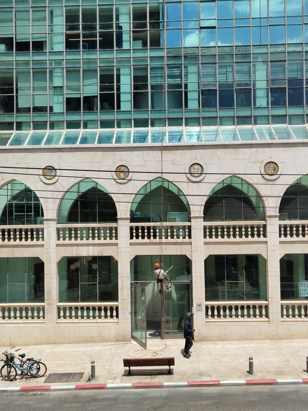 Tel-Aviv building shows mix of modern, classical architecture