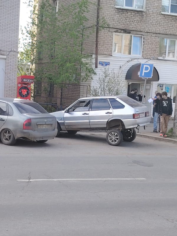 Routine traffic, trains documented in Chaikovsky, Russia