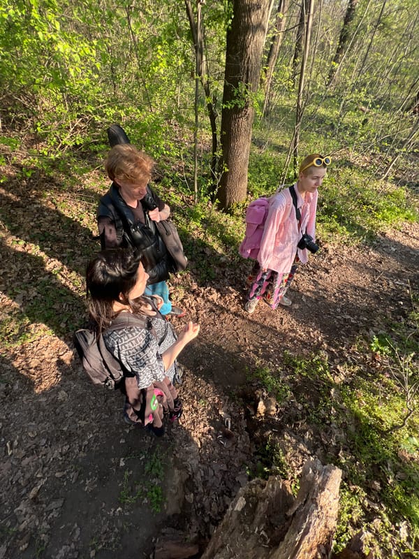 Group gathers in Belgrade woods, photographer captures seated trio