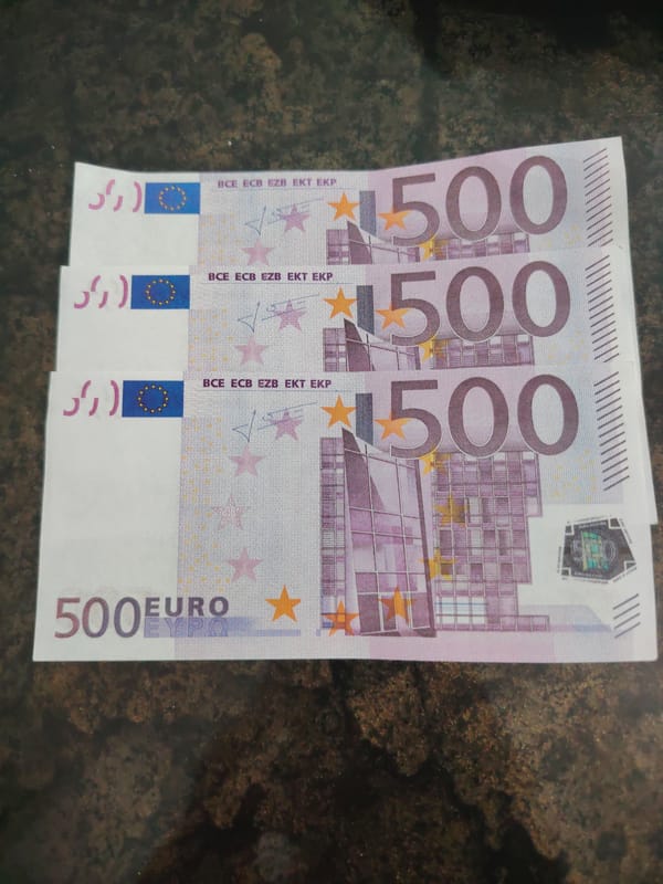 Witness documents stack of three 500 Euro notes