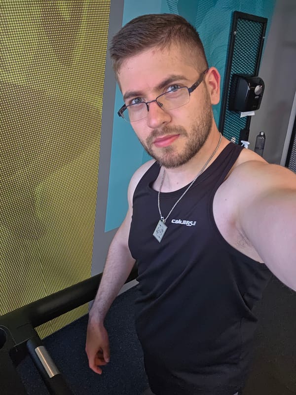 Man takes gym selfies in Plovdiv, Bulgaria