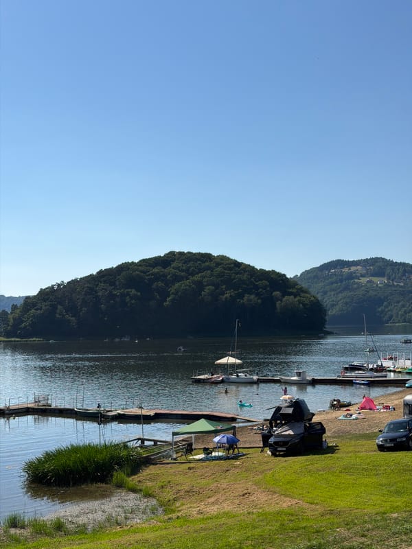 Lazy summer afternoon on Lake Rożnowskie, southern Poland