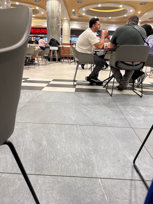 Witness captures casual food court scene in Sofia mall