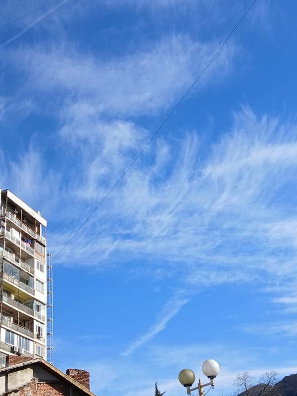 Clear skies with cirrus clouds observed in Vratsa, Bulgaria