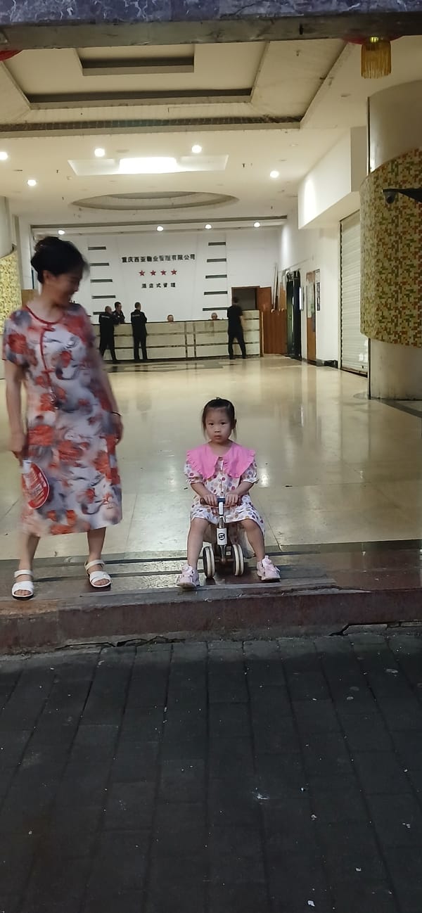Evening street life across two Chongqing districts