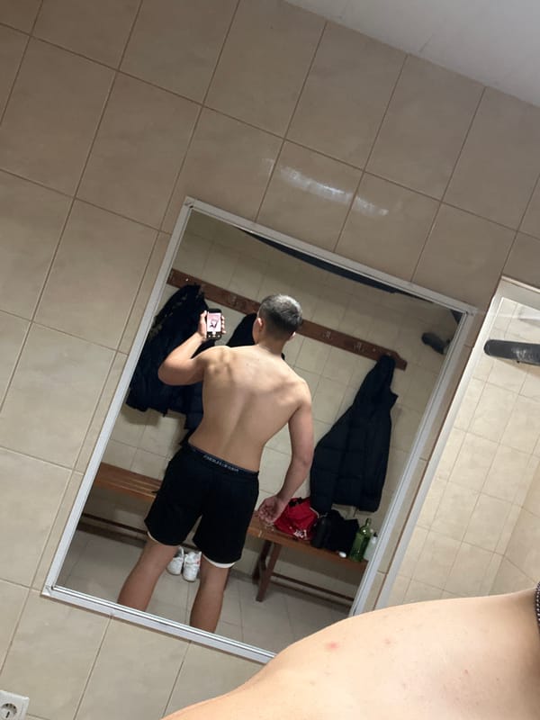 Gym workout session documented through mirror selfies in Zlatograd