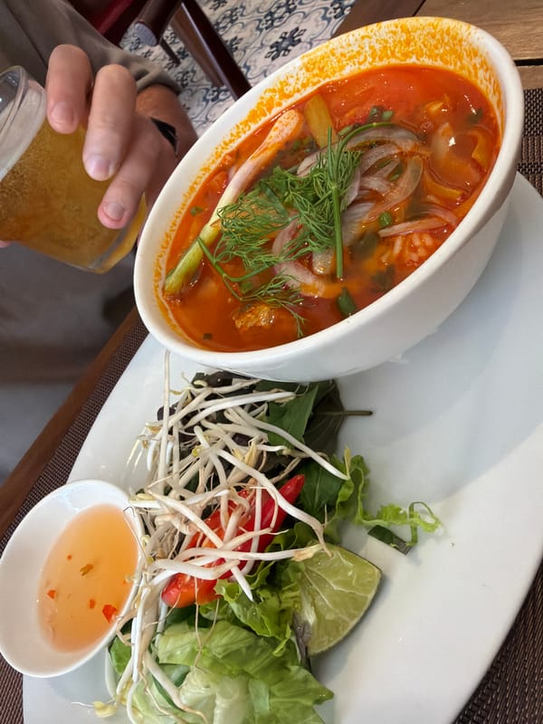 Morning life documented in Nha Trang's dining and street scenes