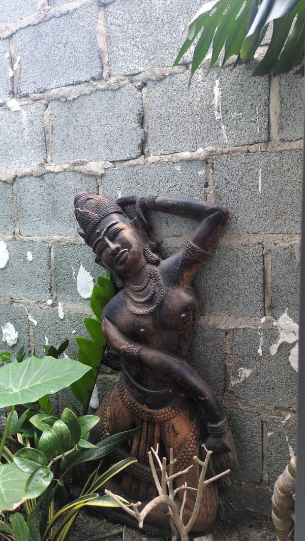 Coastal scenes and daily life documented in Vietnamese city