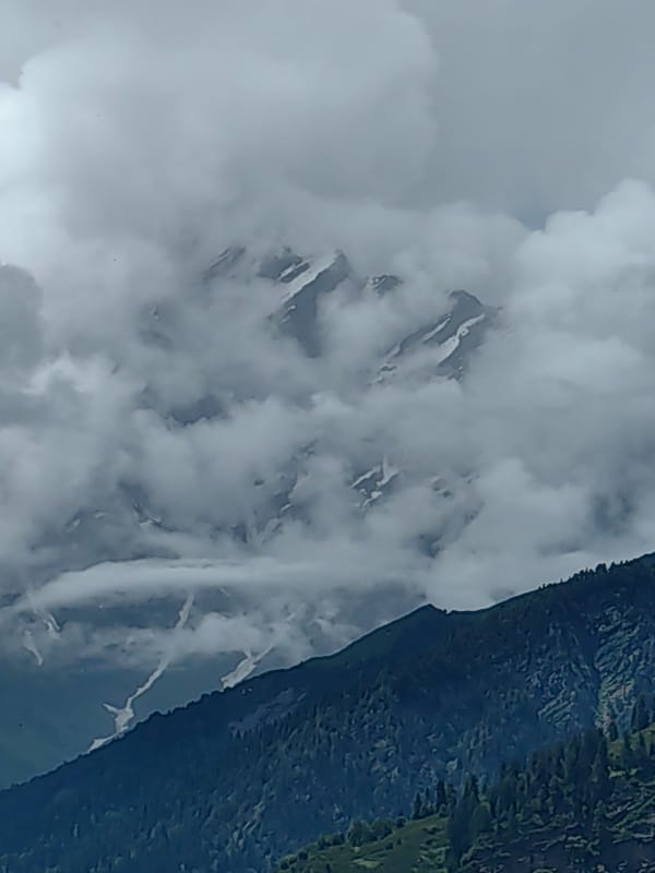 Mountain views and quiet village moments in Vashisht