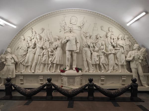 Light-colored sculpture observed in Moscow metro station archway