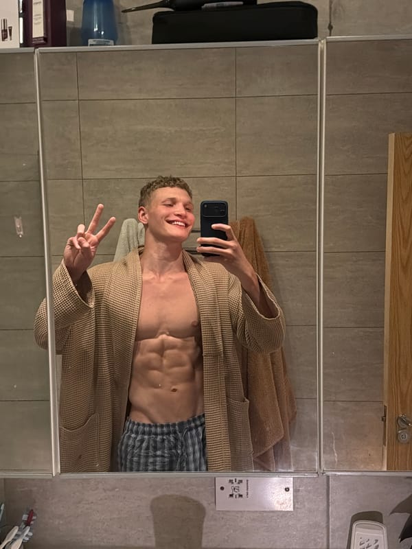 Person takes bathroom selfies, visits gelato shop in London