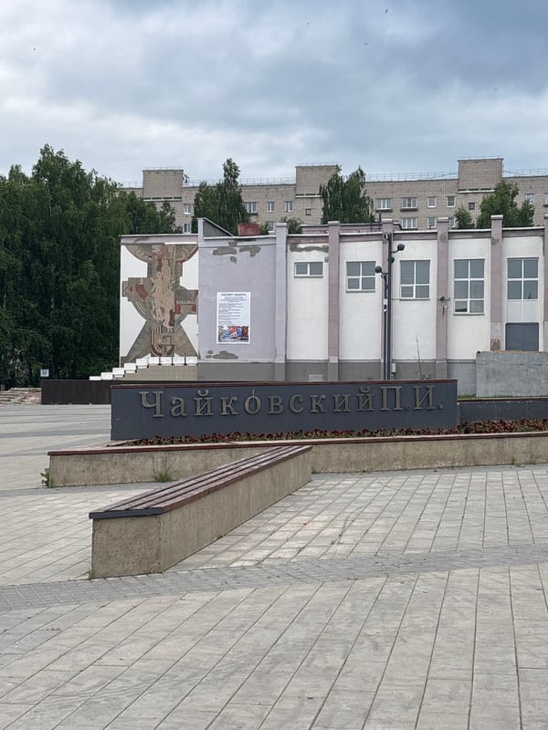 Afternoon visit to Tchaikovsky monument captures flowers and pigeons