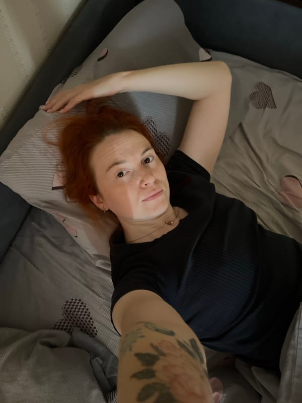 Casual selfies and a cat, an ordinary morning in Chaikovsky