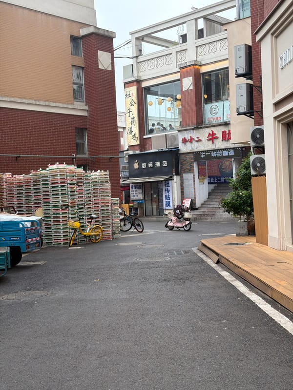 Early morning street scenes documented in Jiangning District