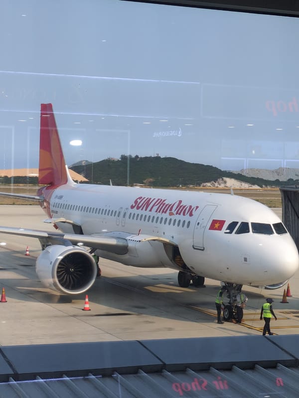 Morning aircraft operations documented at Cam Ranh International Airport