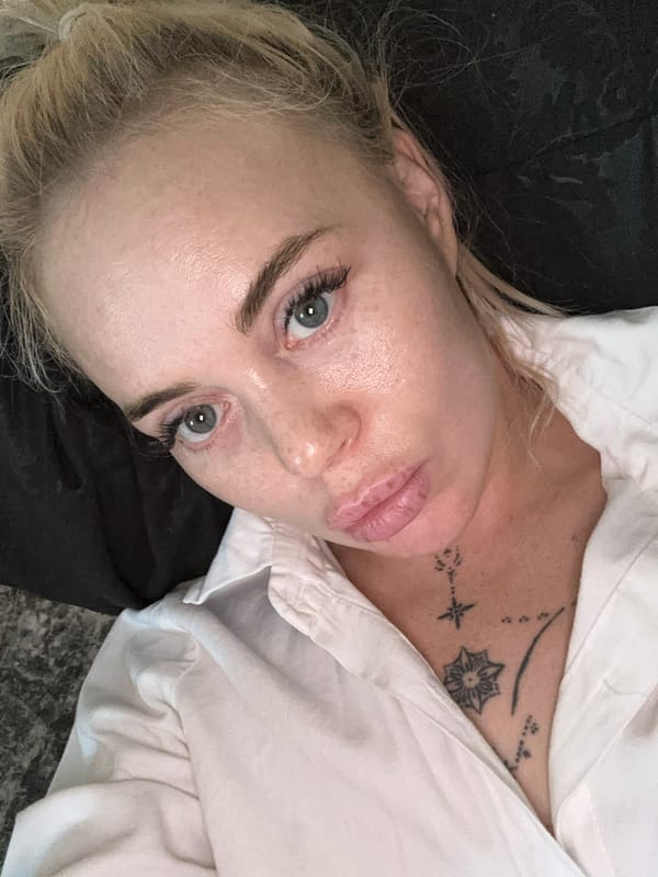 Blonde woman's selfie documented by multiple independent witnesses